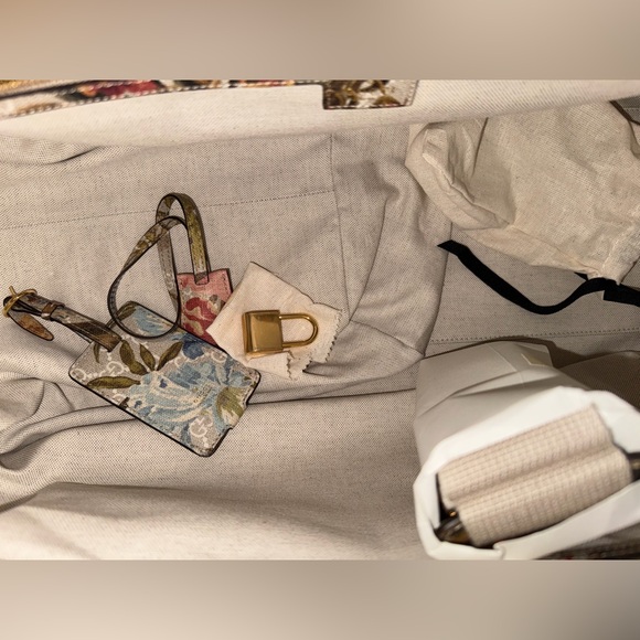 Gucci Floral Duffle Bag - Picture 15 of 16